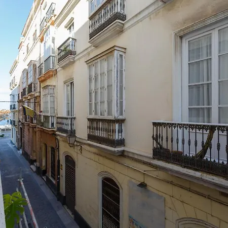 The Queen's Designer By Cadiz4rentals Apartment *