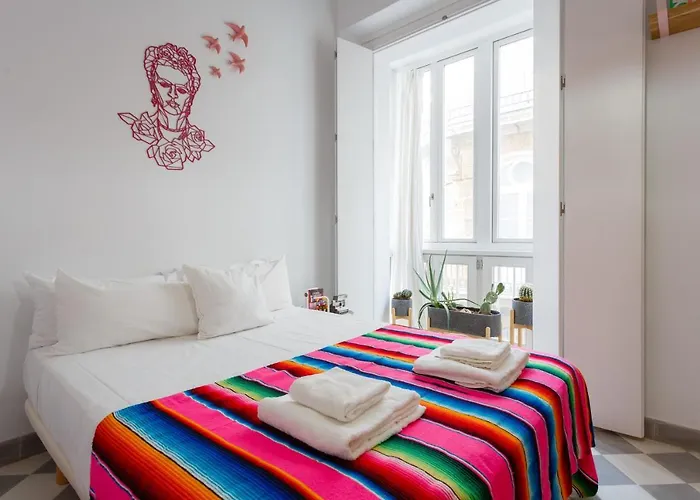 Apartment The Queen's Designer By Cadiz4rentals