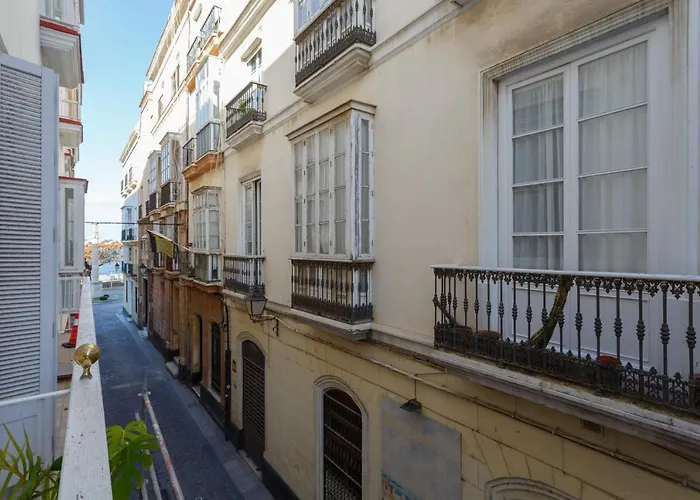 The Queen's Designer By Cadiz4rentals Apartment *