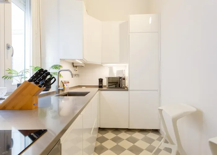 The Queen's Designer By Cadiz4rentals