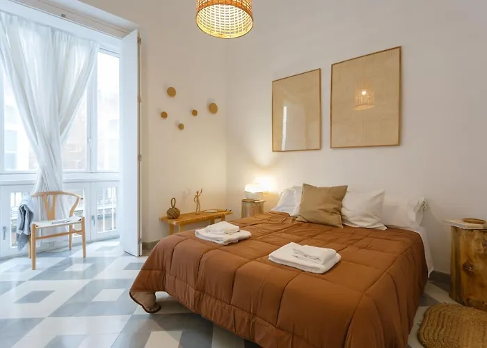 Apartment The Queen's Designer By Cadiz4rentals