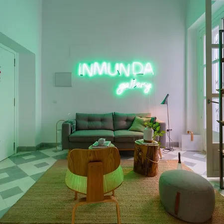 The Queen's Designer By Cadiz4rentals *