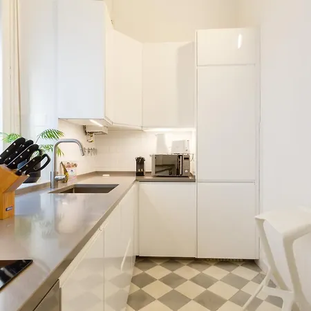 The Queen's Designer By Cadiz4rentals