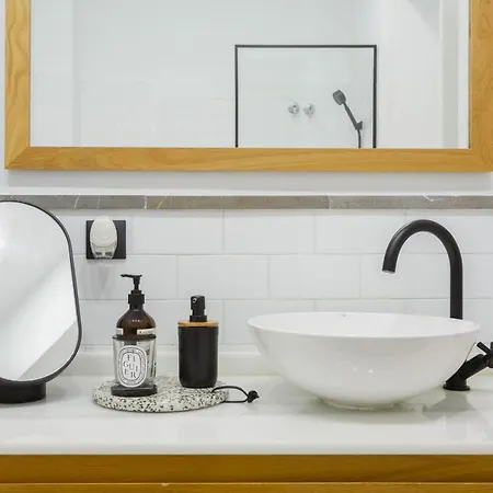 Apartment The Queen's Designer By Cadiz4rentals