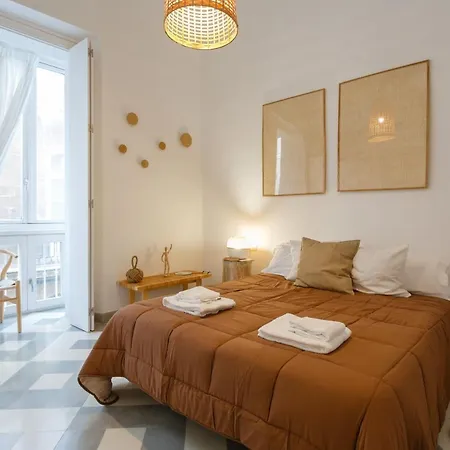 Apartment The Queen's Designer By Cadiz4rentals