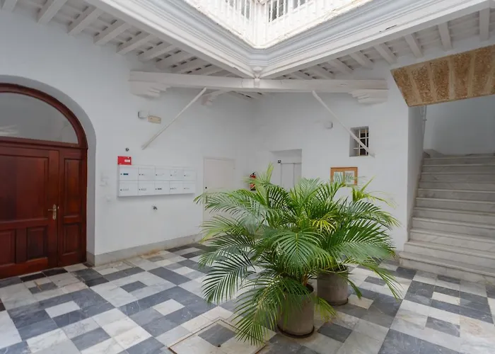 The Queen's Designer By Cadiz4rentals Appartamento *